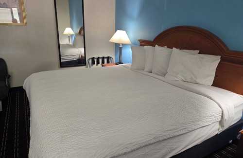 Portage Hotel | Days Inn by Wyndham Portage/Cascade Mountain area