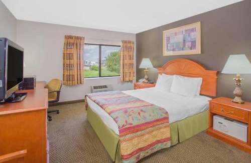 Portage Hotel | Days Inn by Wyndham Portage Cascade Mountain area