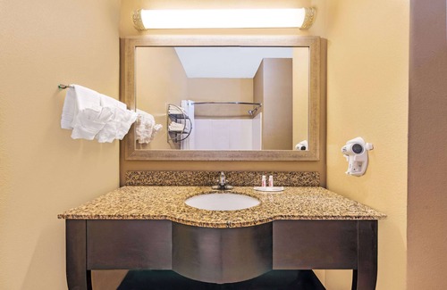 Rockdale Hotel | Days Inn by Wyndham Rockdale Texas