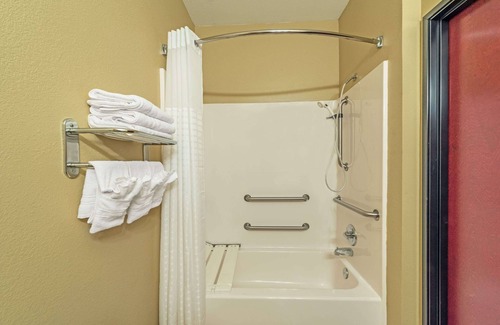Rockdale Hotel | Days Inn by Wyndham Rockdale Texas