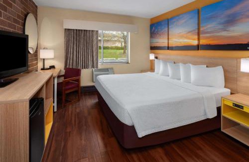 Cherry Valley Hotel | Days Inn by Wyndham Rockford I-90 Casino District
