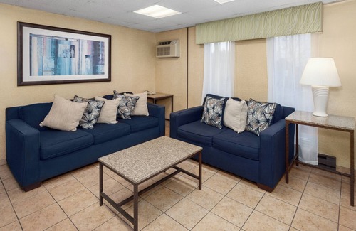 Cherry Valley Hotel | Days Inn by Wyndham Rockford I-90 Casino District