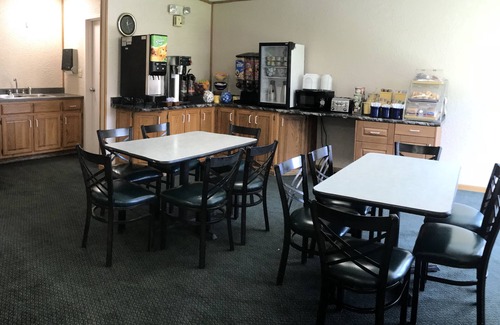 Salem Hotel | Days Inn by Wyndham Salem, Illinois