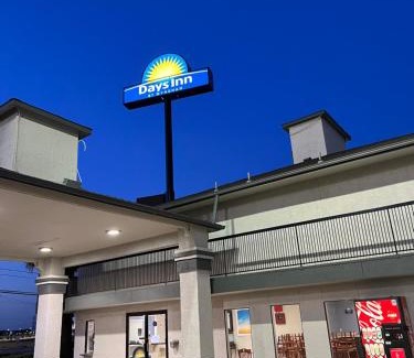 North San Antonio - SAT Hotel | Days Inn by Wyndham San Antonio Interstate Hwy 35 North