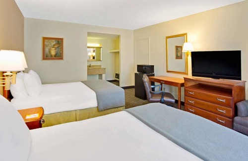 Downtown Hotel | Days Inn by Wyndham Silver Spring