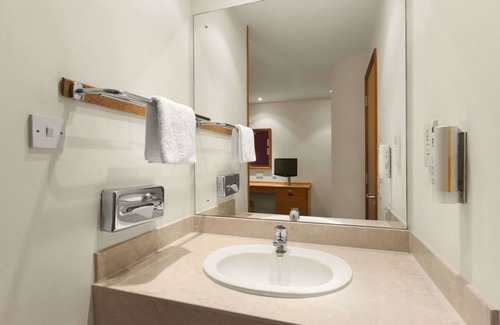 Radwell Hotel | Days Inn by Wyndham Stevenage North