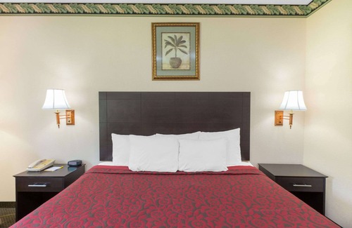 Sullivan Hotel | Days Inn by Wyndham Sullivan