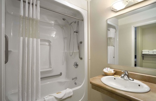 Thunder Bay Hotel | Days Inn by Wyndham Thunder Bay North