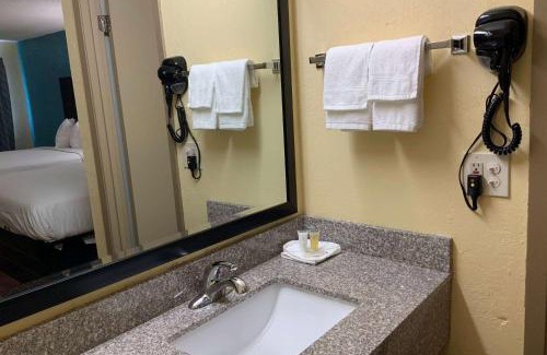 Troy Hotel | Days Inn by Wyndham Troy IL