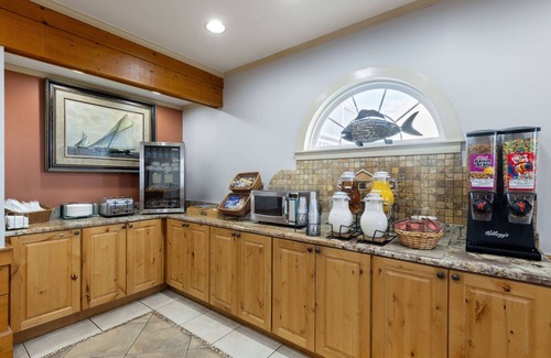 Kill Devil Hills Hotel | Days Inn by Wyndham Kill Devil Hills Oceanfront - Wilbur