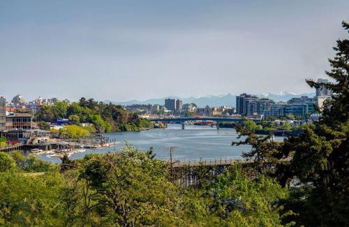 Gorge -Tillicum Area Hotel | Days Inn by Wyndham Victoria Uptown