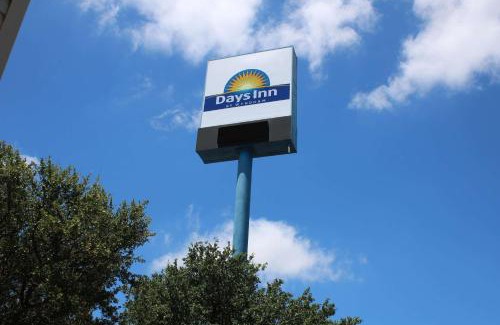 Waco Hotel | Days Inn by Wyndham Waco University Area