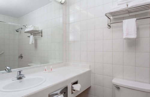 Woodbury Hotel | Days Inn by Wyndham Woodbury Long Island