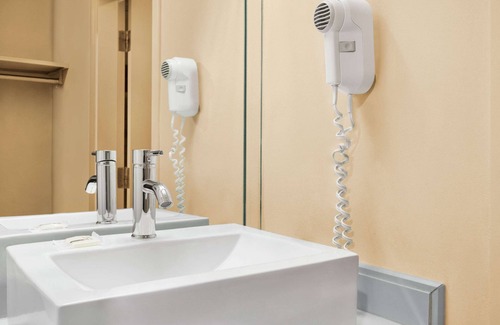 Blainville Hotel | Days Inn & Conference Centre by Wyndham Blainville