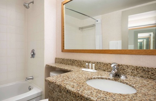 Renfrew Hotel | Days Inn & Conference Centre by Wyndham Renfrew