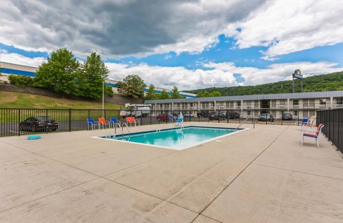 Hollins House | Days Inn I81 double bed room