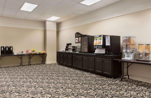 Algoma District Hotel | Days Inn & Suites by Wyndham Sault Ste. Marie ON