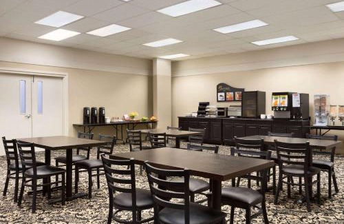 Algoma District Hotel | Days Inn & Suites by Wyndham Sault Ste. Marie ON