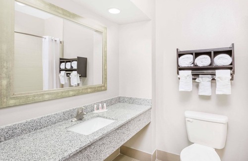 Madisonville Hotel | Days Inn & Suites by Wyndham Madisonville