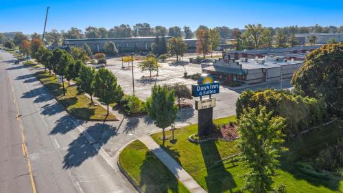 Mount Pleasant Hotel | Days Inn & Suites by Wyndham Mt Pleasant