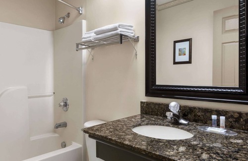 Algoma District Hotel | Days Inn & Suites by Wyndham Sault Ste. Marie ON