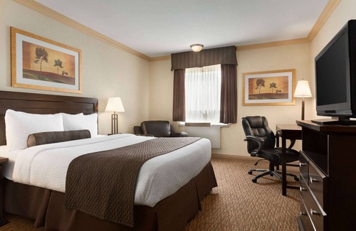 Algoma District Hotel | Days Inn & Suites by Wyndham Sault Ste. Marie ON