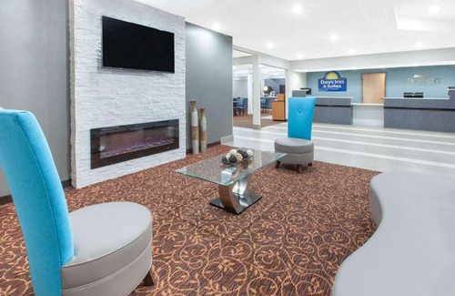 Grand Rapids Hotel | Days Inn & Suites by Wyndham Grand Rapids Near Downtown