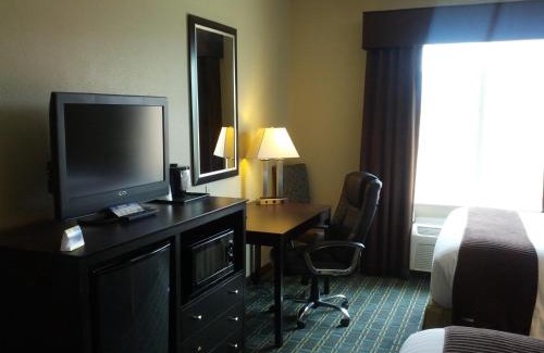 Mineral Wells Hotel | Days Inn & Suites by Wyndham Mineral Wells