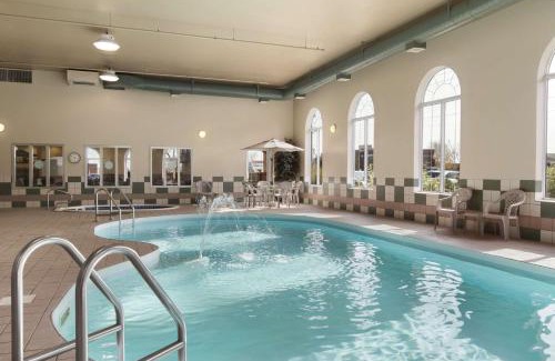 Thunder Bay Hotel | Days Inn & Suites by Wyndham Thunder Bay