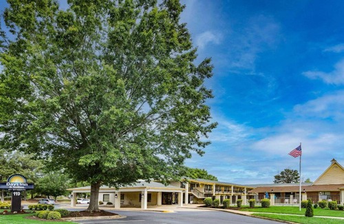 Williamsburg Hotel | Days Inn & Suites by Wyndham Colonial