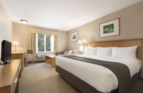 Thunder Bay Hotel | Days Inn & Suites by Wyndham Thunder Bay