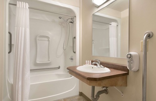 Thunder Bay Hotel | Days Inn & Suites by Wyndham Thunder Bay