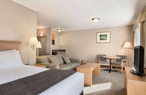 Thunder Bay Hotel | Days Inn & Suites by Wyndham Thunder Bay