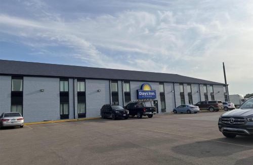 Bloomington Hotel | Days Inn & Suites by Wyndham Bloomington/Normal IL
