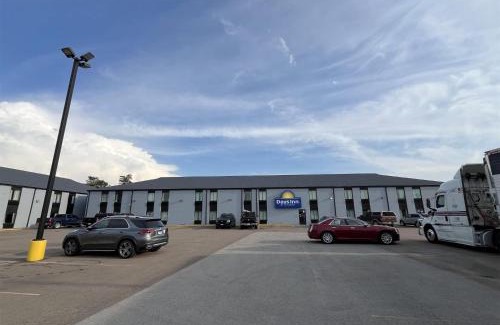 Bloomington Hotel | Days Inn & Suites by Wyndham Bloomington/Normal IL