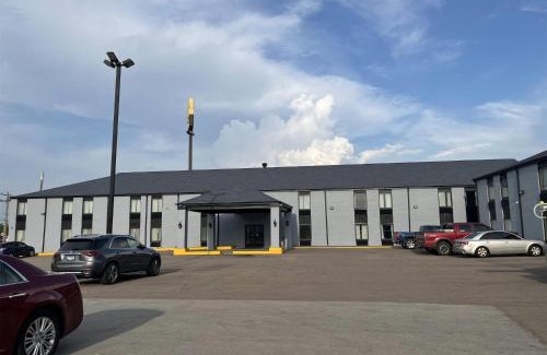 Bloomington Hotel | Days Inn & Suites by Wyndham Bloomington/Normal IL