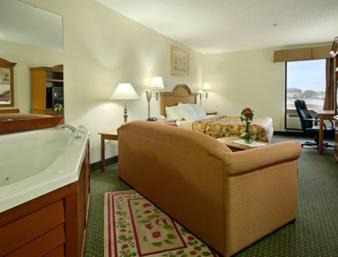 New Iberia Hotel | Days Inn & Suites by Wyndham New Iberia