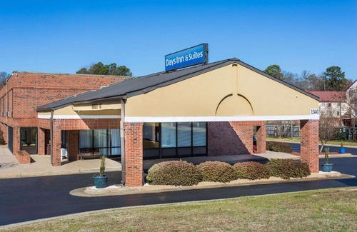 Rocky Mount Hotel | Days Inn & Suites by Wyndham Rocky Mount Golden East