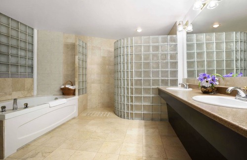 North Bay Hotel | Days Inn & Suites by Wyndham North Bay Downtown
