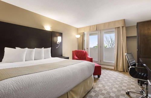 North Bay Hotel | Days Inn & Suites by Wyndham North Bay Downtown