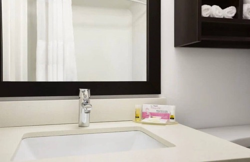 North Bay Hotel | Days Inn & Suites by Wyndham North Bay Downtown