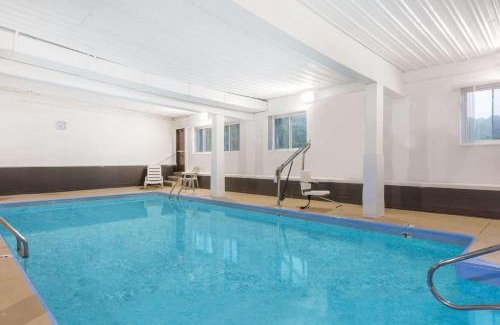 Bridgeport Hotel | Days Inn & Suites by Wyndham Bridgeport - Clarksburg
