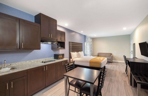 La Porte Hotel | Days Inn & Suites by Wyndham La Porte