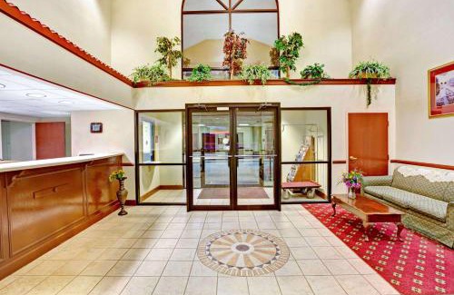 Shively Hotel | Days Inn & Suites by Wyndham Louisville SW