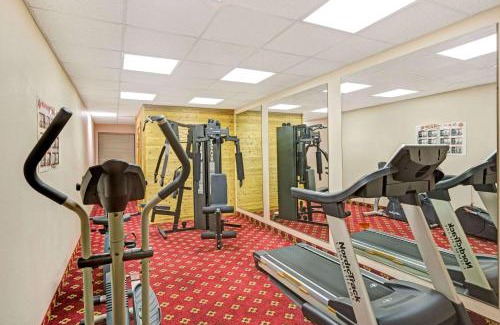 Shively Hotel | Days Inn & Suites by Wyndham Louisville SW