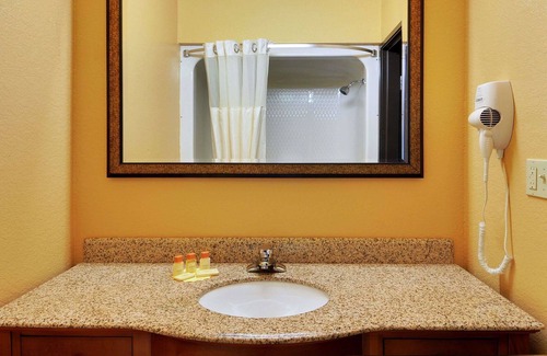 McAlester Hotel | Days Inn & Suites by Wyndham McAlester