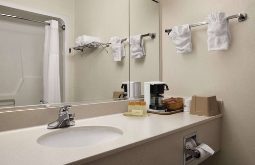 Romeoville Hotel | Days Inn & Suites by Wyndham Romeoville