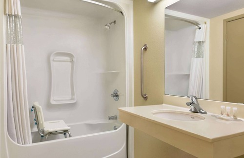 Thompson Hotel | Days Inn & Suites by Wyndham Thompson