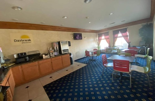 Cleburne Hotel | Days Inn & Suites by Wyndham Cleburne TX