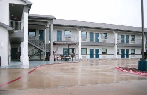 Gonzales Hotel | Days Inn & Suites by Wyndham Gonzales TX